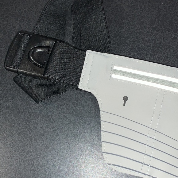 EUC Aftershokz light gray fanny pack - Picture 3 of 5